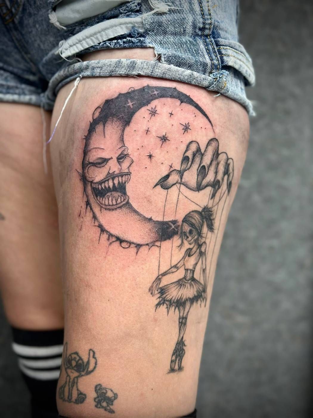 Mond und Marionette am Oberschenkel – Lion Ink 37, Einbeck