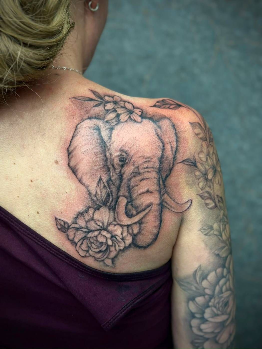 Elefant mit Blumen am Schulterblatt – Lion Ink 37, Einbeck