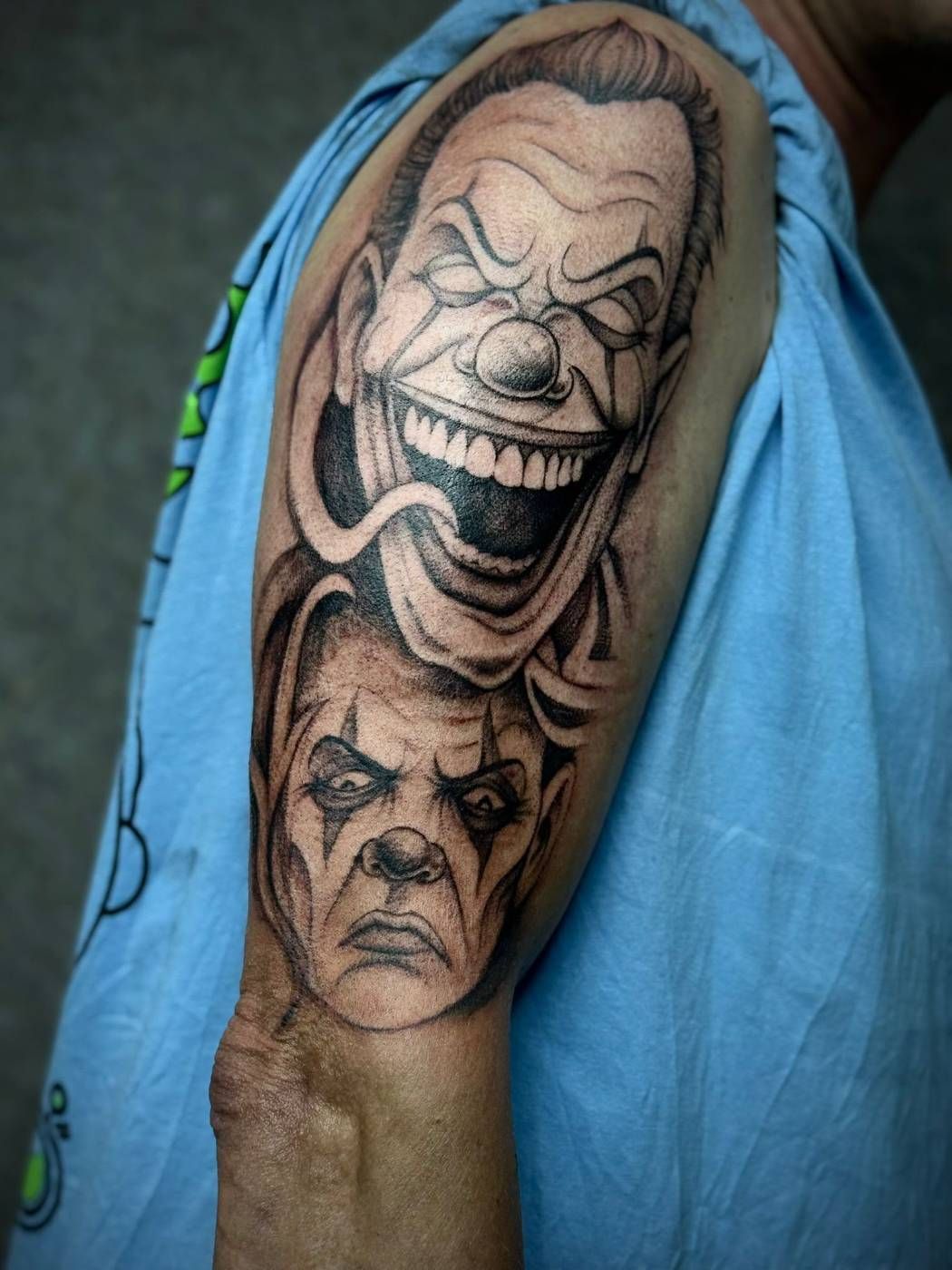 Lachende und traurige Clownsmaske, Oberarm – Lion Ink 37, Einbeck
