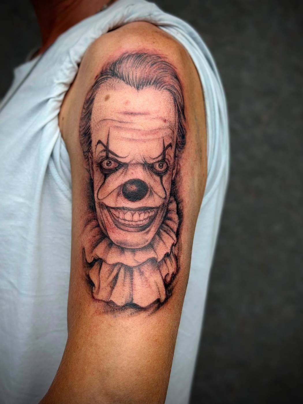 Pennywise-Porträt am Oberarm – Lion Ink 37, Einbeck