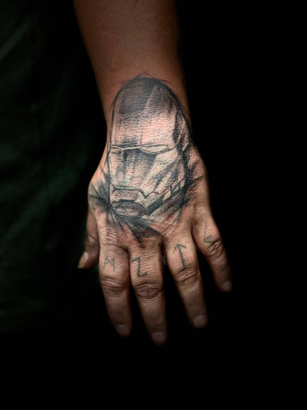 Sketch-Style-Helm auf dem Handrücken – Lion Ink 37, Einbeck