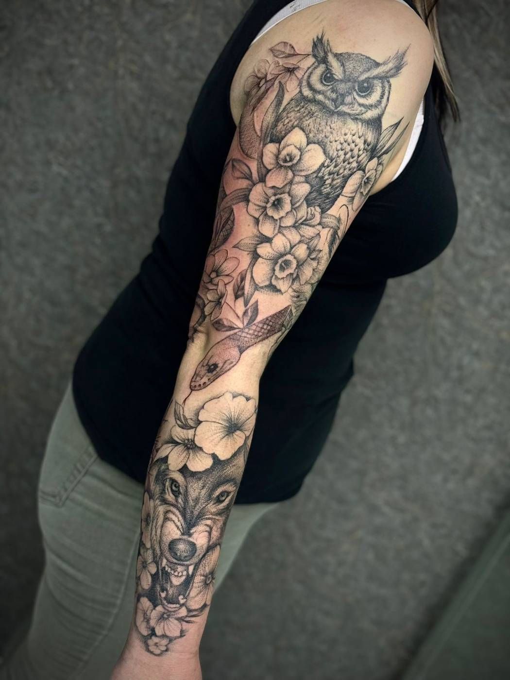 Floraler Sleeve mit Eule, Schlange und Wolf, gestochen bei Lion Ink 37 in Einbeck