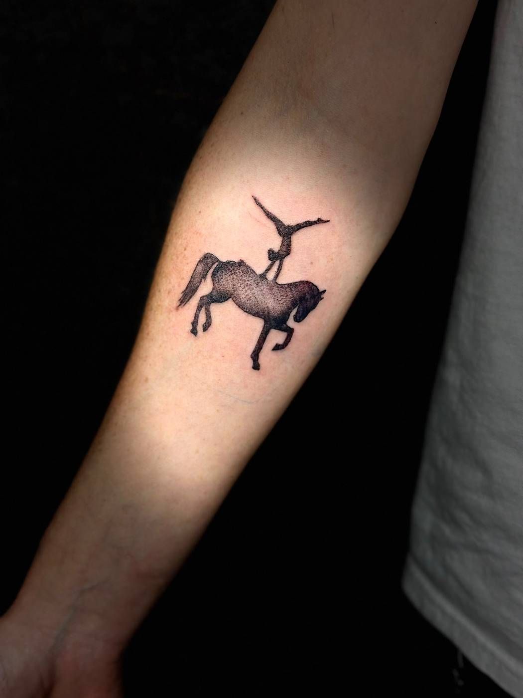 Pferd mit Akrobatin, Unterarm – Lion Ink 37, Einbeck