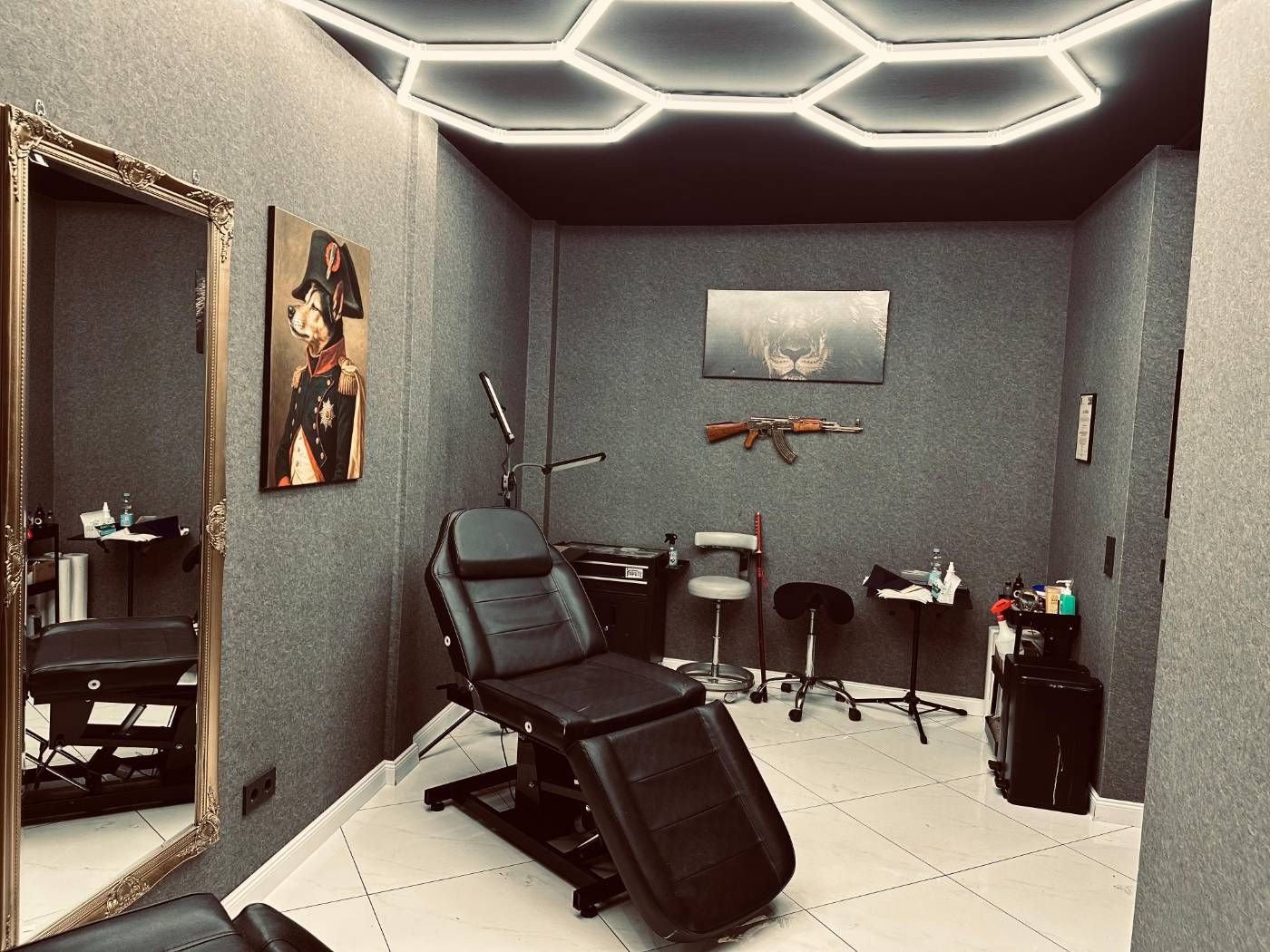 Behandlungsraum im Tattoostudio Lion Ink 37 in Einbeck mit Wabenlicht an der Decke
